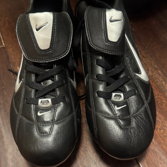 Nike Black and Silver Men's Athletic Shoes - Picture 4 of 9